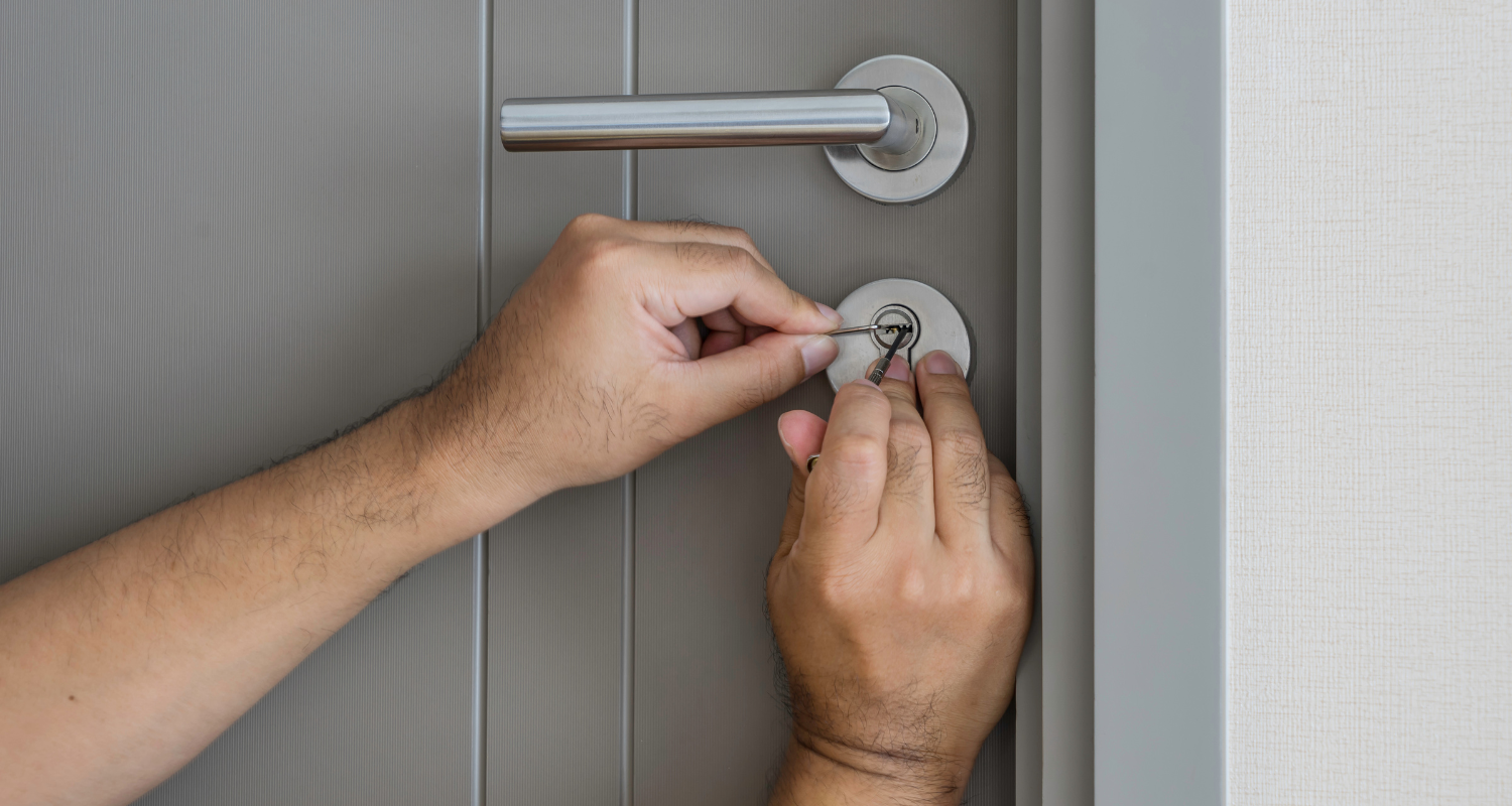 How to unlock a bedroom door without a key (1)