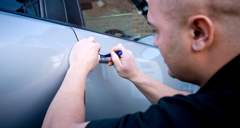 How Locksmiths Program Car Keys | Car Lockout